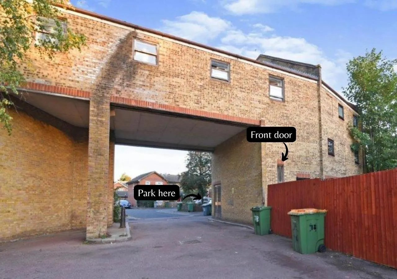 2 Bed Functional House Close To Manor Park Train Station Londra Birleşik Krallık
