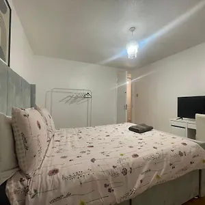 New! 4 Bedroom House With Garden And Lawn London
