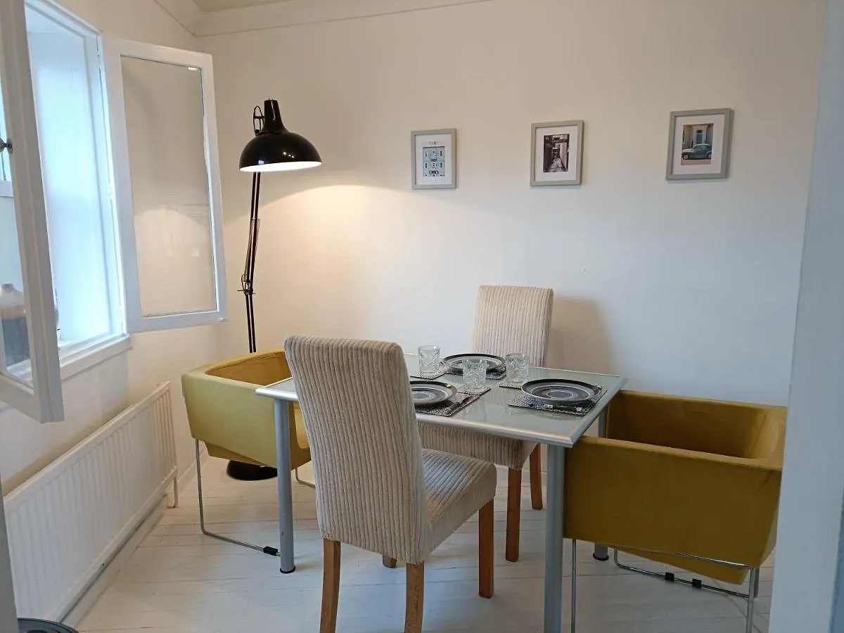 2 Bed Functional House Close To Manor Park Train Station Londra
