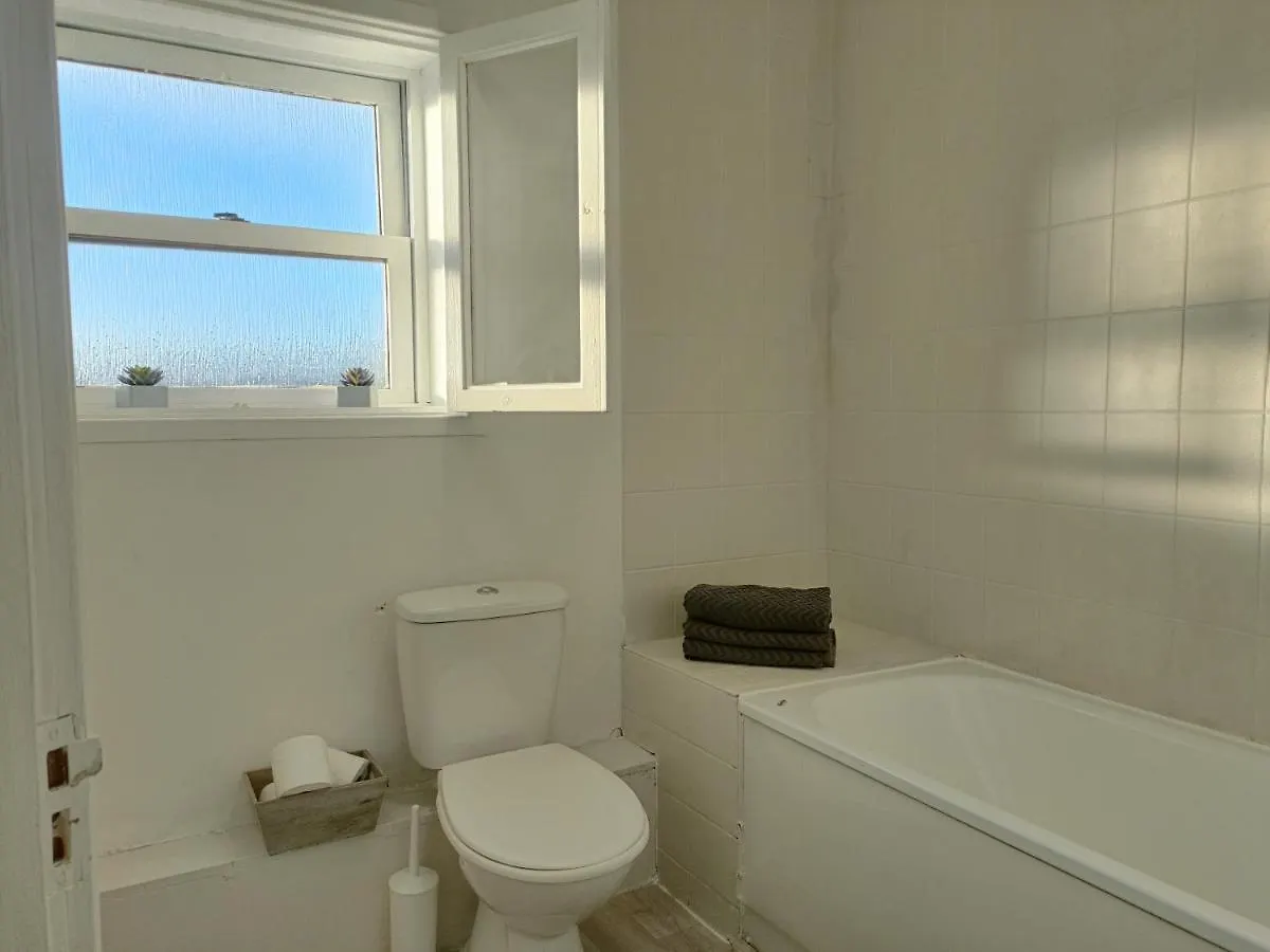 2 Bed Functional House Close To Manor Park Train Station London 0*,