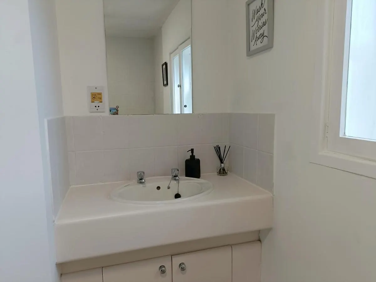 2 Bed Functional House Close To Manor Park Train Station London Holiday home