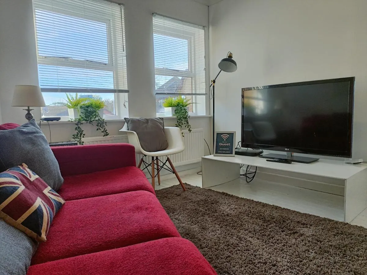 2 Bed Functional House Close To Manor Park Train Station Londra