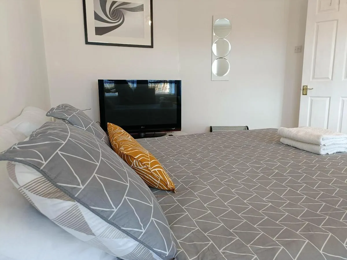 2 Bed Functional House Close To Manor Park Train Station Londra Casa vacanze