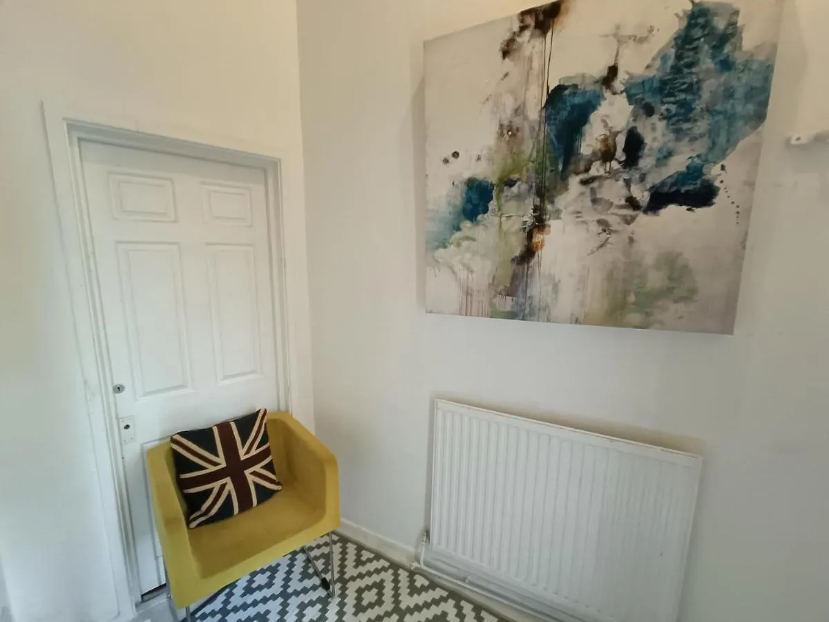 2 Bed Functional House Close To Manor Park Train Station Londra