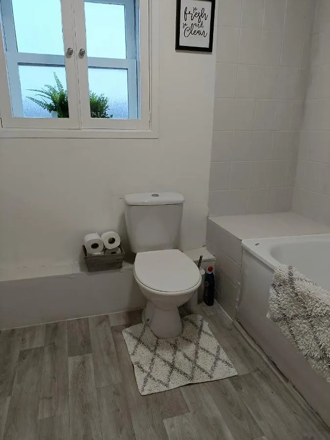 Holiday home 2 Bed Functional House Close To Manor Park Train Station London
