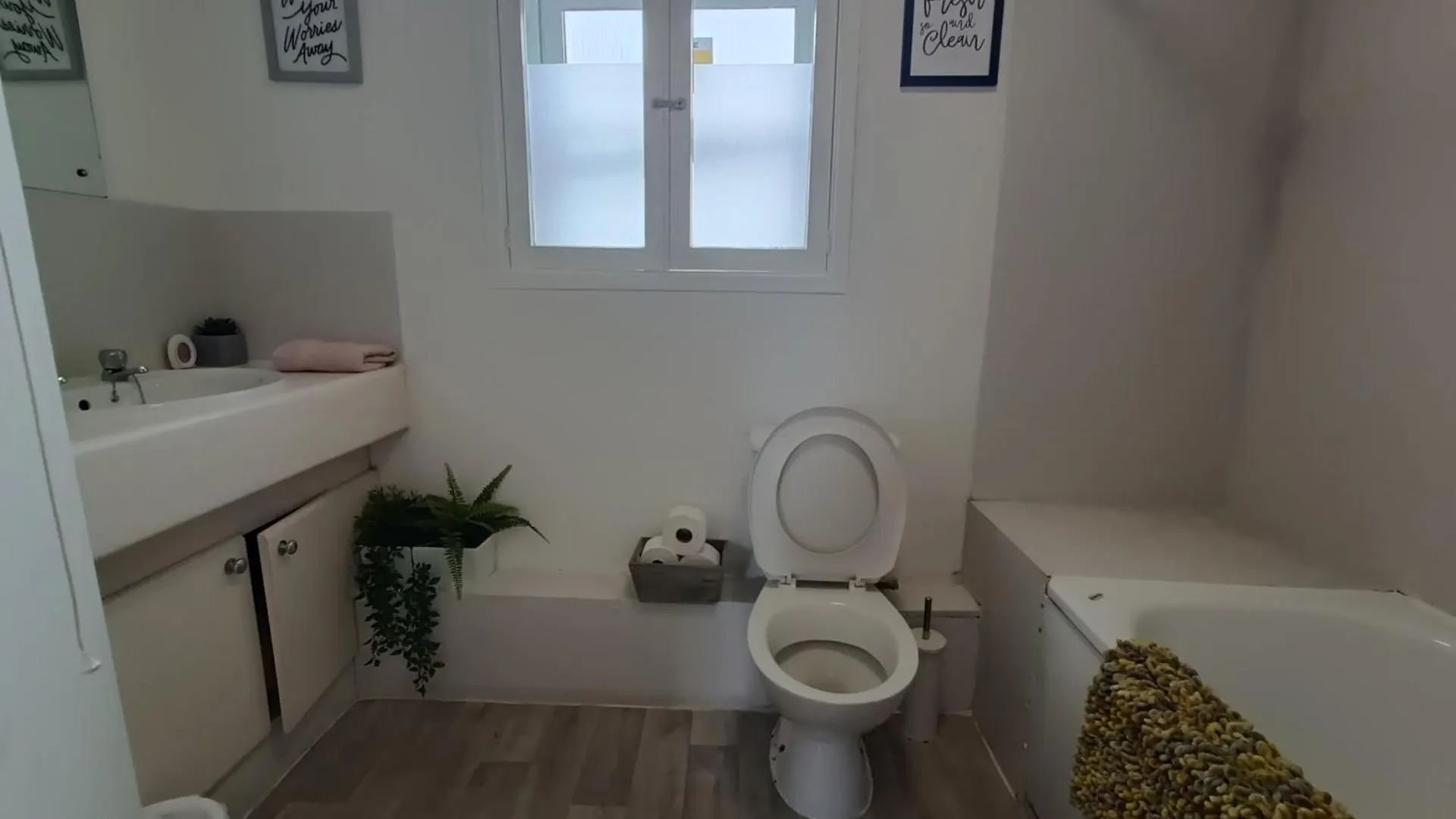 2 Bed Functional House Close To Manor Park Train Station London