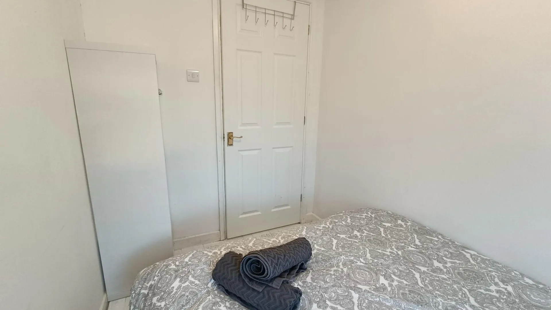 2 Bed Functional House Close To Manor Park Train Station London Holiday home